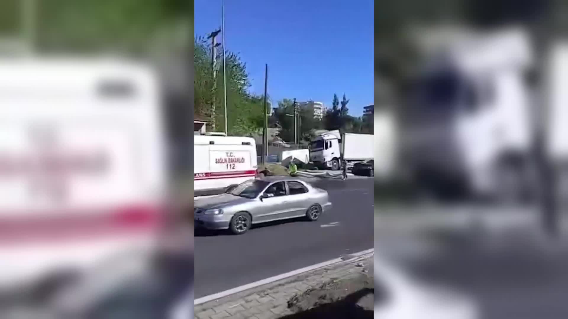 İzmir'de freni patlayan tır karşı şeride geçti: 3…