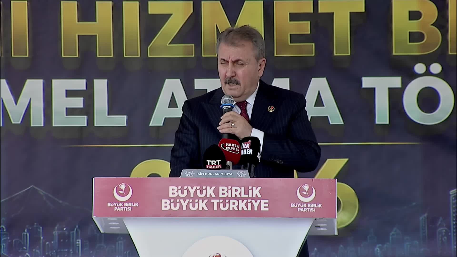 Mustafa Destici: Eline ay yıldızlı al bayrağı almaktan kaçanlarla biz nasıl kardeş olacağız?