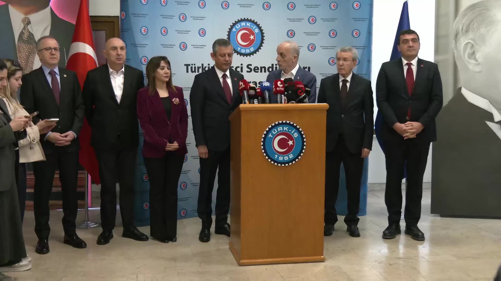 Özgür Özel'den TÜRK-İŞ'e ziyaret... TÜRK-İŞ Genel Başkanı Atalay: "1 Mayıs'ı bir kere bayram gibi kutlama imkanımız olmadı"