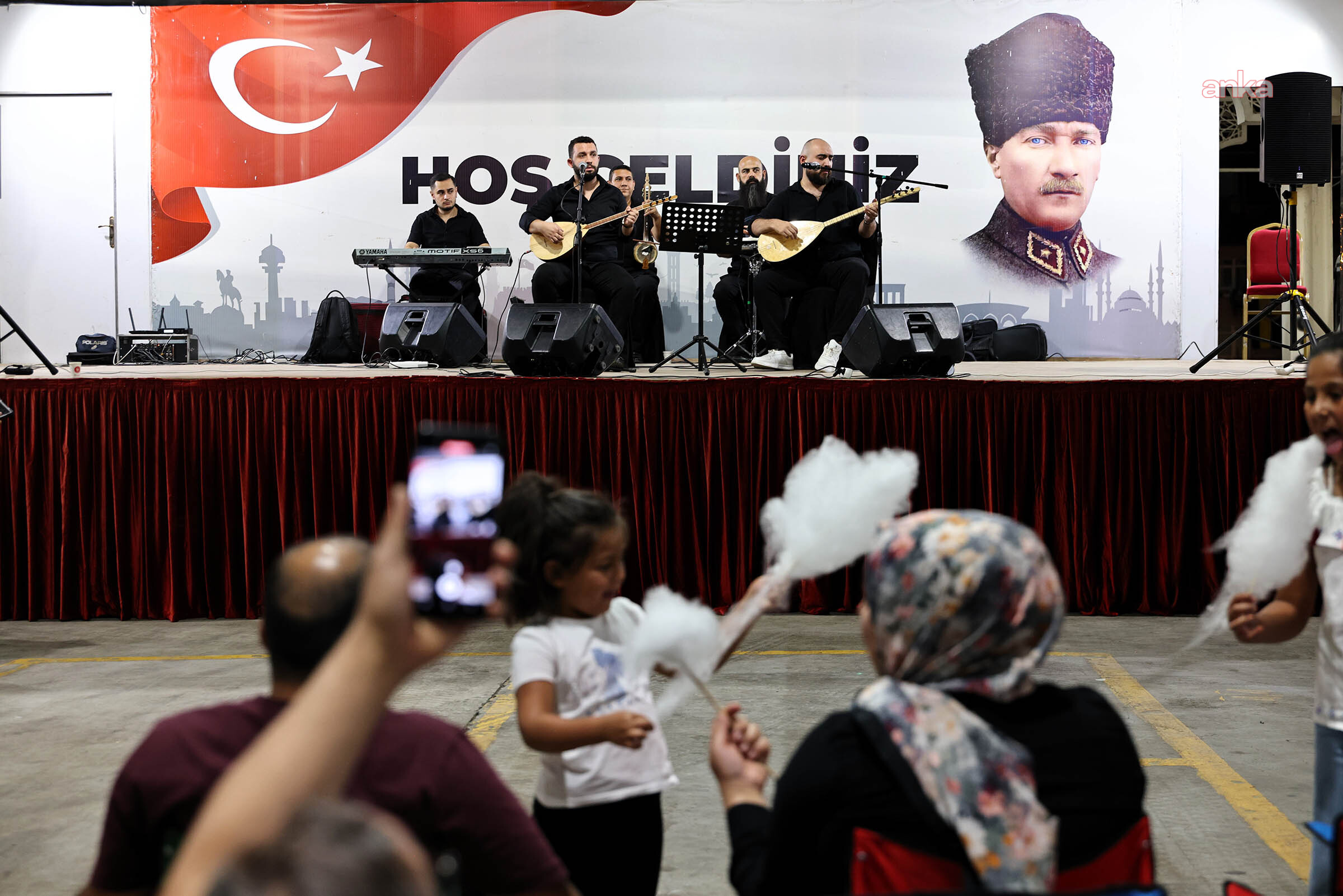 Keçiören Belediyesi'nin Ayvalı Mahallesi'nde düzenlediği konsere vatandaşlardan yoğun ilgi