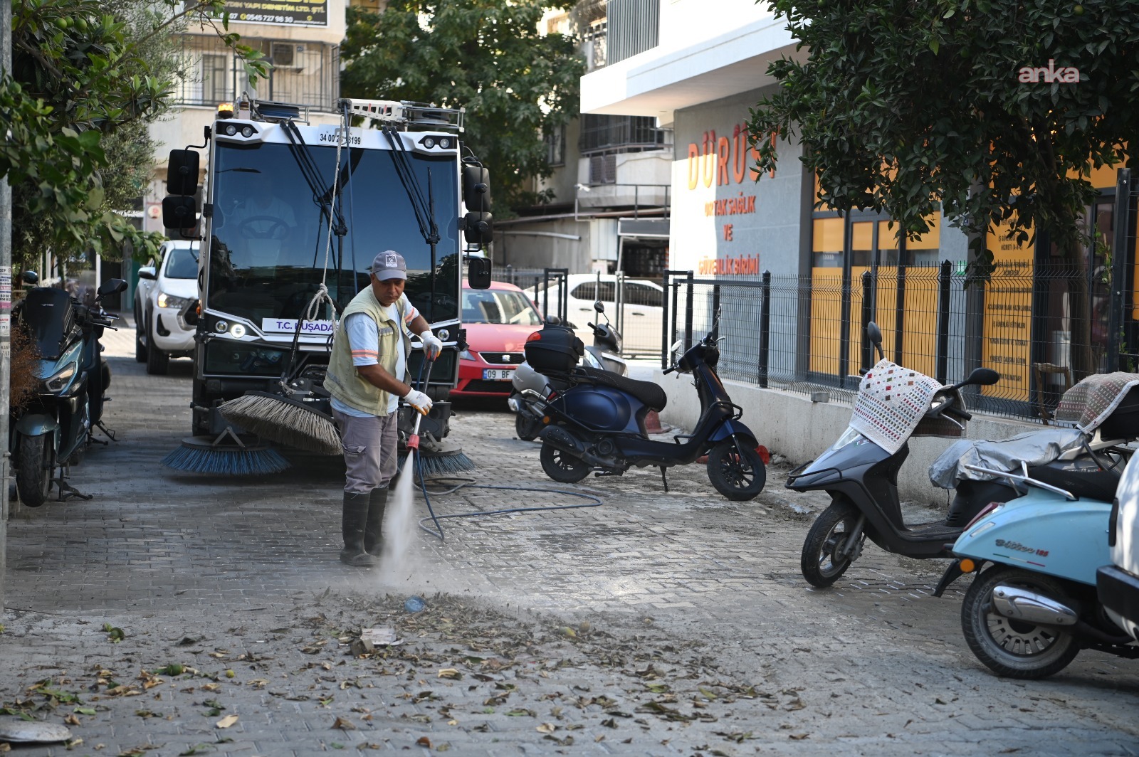 Kuşadası genelinde temizlik mesaisi devam ediyor