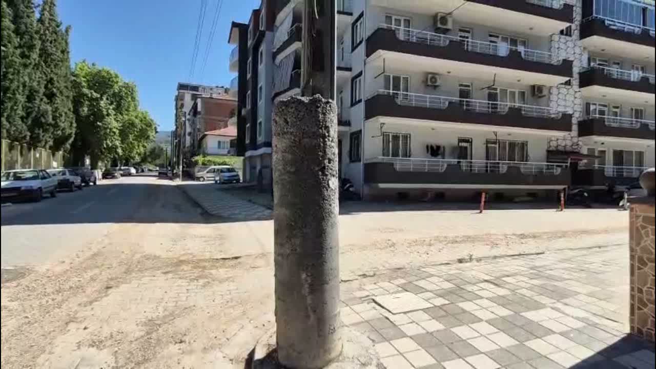 Soma’da 40 yıllık elektrik direkleri endişe yaratıyor