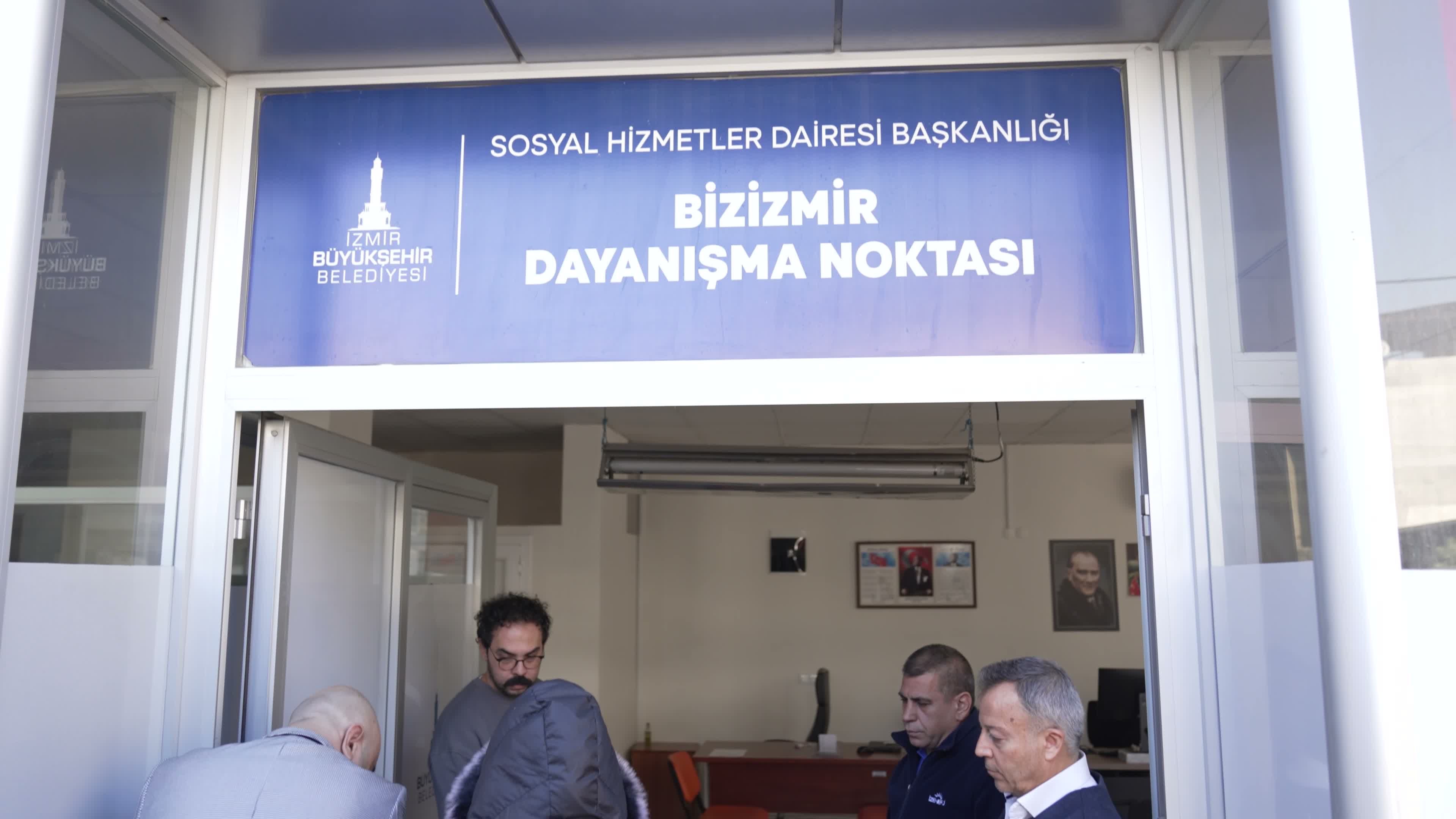 İzmir Büyükşehir Belediyesi'nden "dayanışma ve danışma" noktaları aracılığıyla ihtiyaç sahiplerine destek