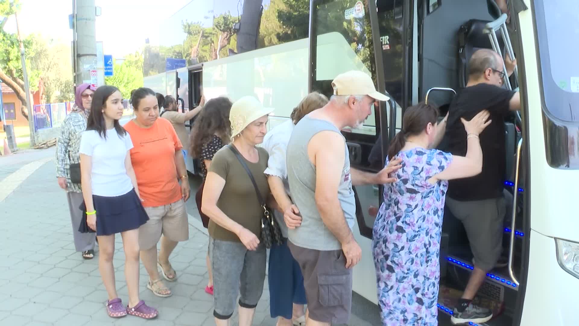İzmir Büyükşehir Belediyesi, yaz aylarında farklı engel gruplarından yurttaşları denizle buluşturuyor