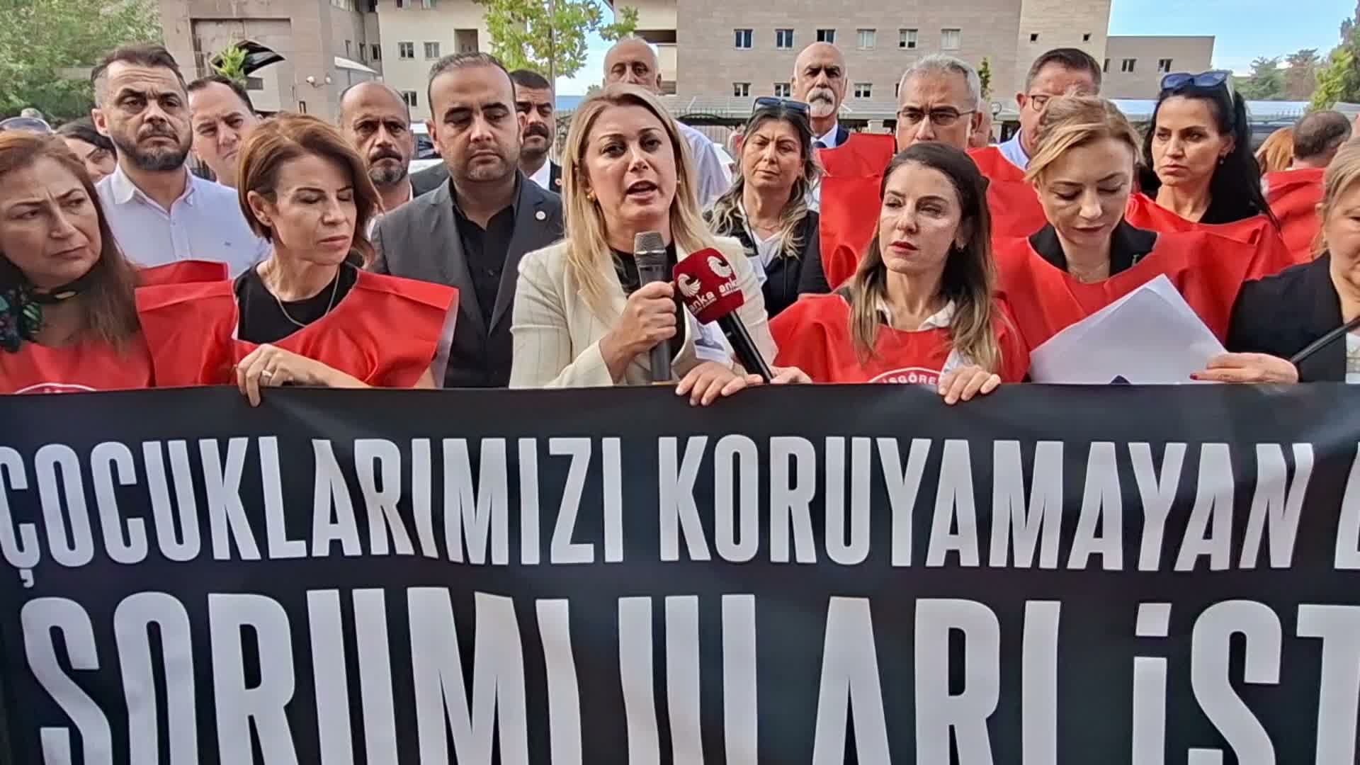 YENİ Partili Kaya, Osmaniye'deki öğretmen cinayeti protestosunda konuştu: “Türkiye bir şiddet sarmalında”