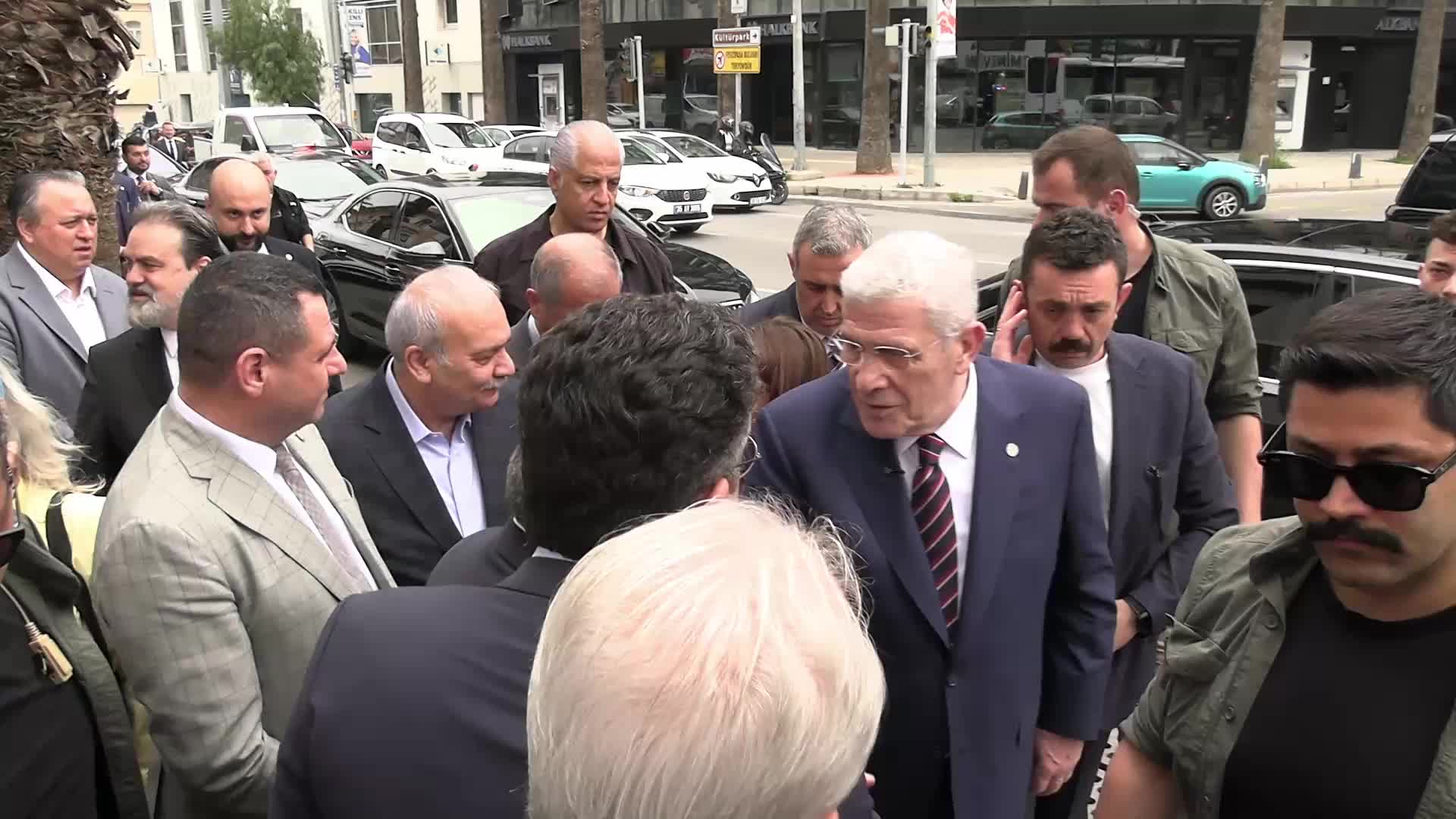 İYİ Parti Genel Başkanı Dervişoğlu esnafla buluştu... “Her alanda kriz olan bir ülkeyiz”