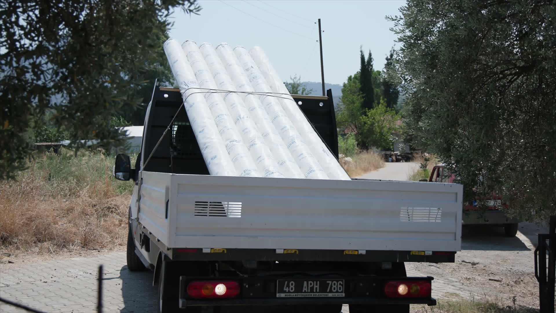 Muğla Büyükşehir Belediyesi’nden selden etkilenen üreticilere sera naylonu desteği