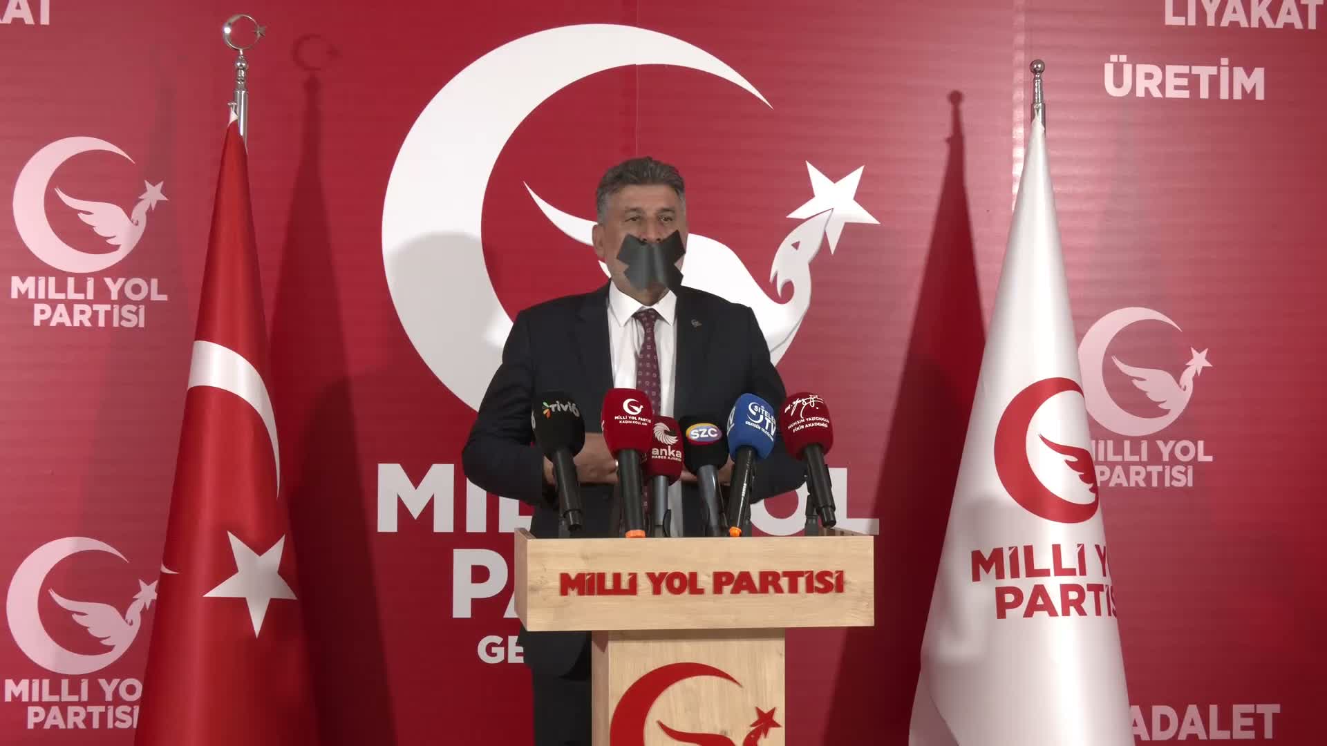 Remzi Çayır, ağzını bantladı, dövizlerle hükümeti protesto etti: Akmatik, her şeyi kurutuyor, temizliyor