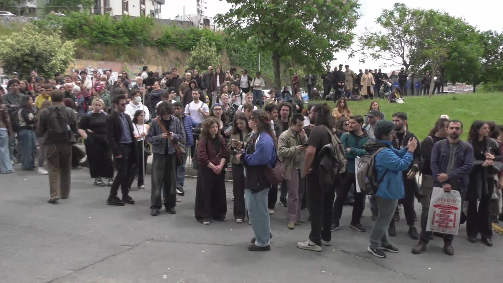 Kapatılan Bilgi Üniversitesi’ndeki eyleme polis ablukası