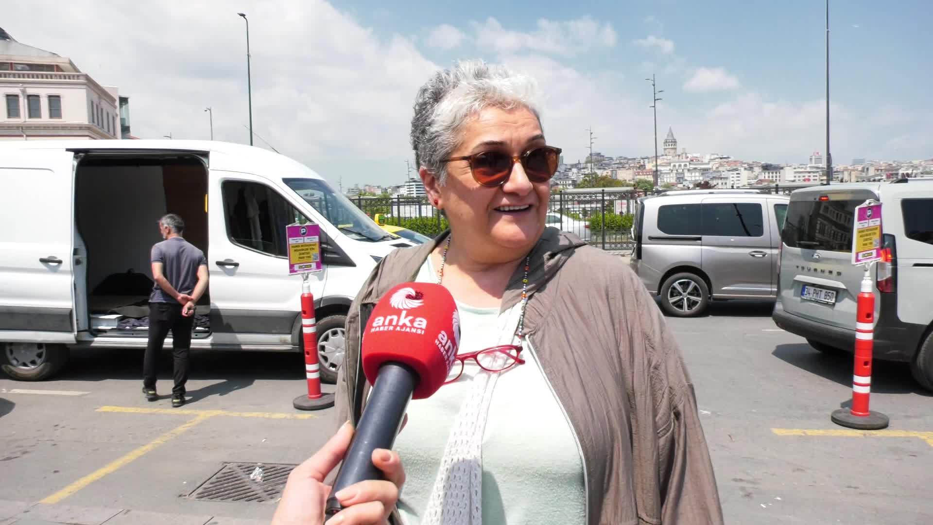 Bayram alışverişinin adresi Eminönü'nde vatandaşlar dertli: “Ne misafir gelsin, ne biz gidelim... İstanbul Kart’ımız olmasa, evden dahi dışarı çıkamıyoruz... Torunlara mahcup oluyoruz"