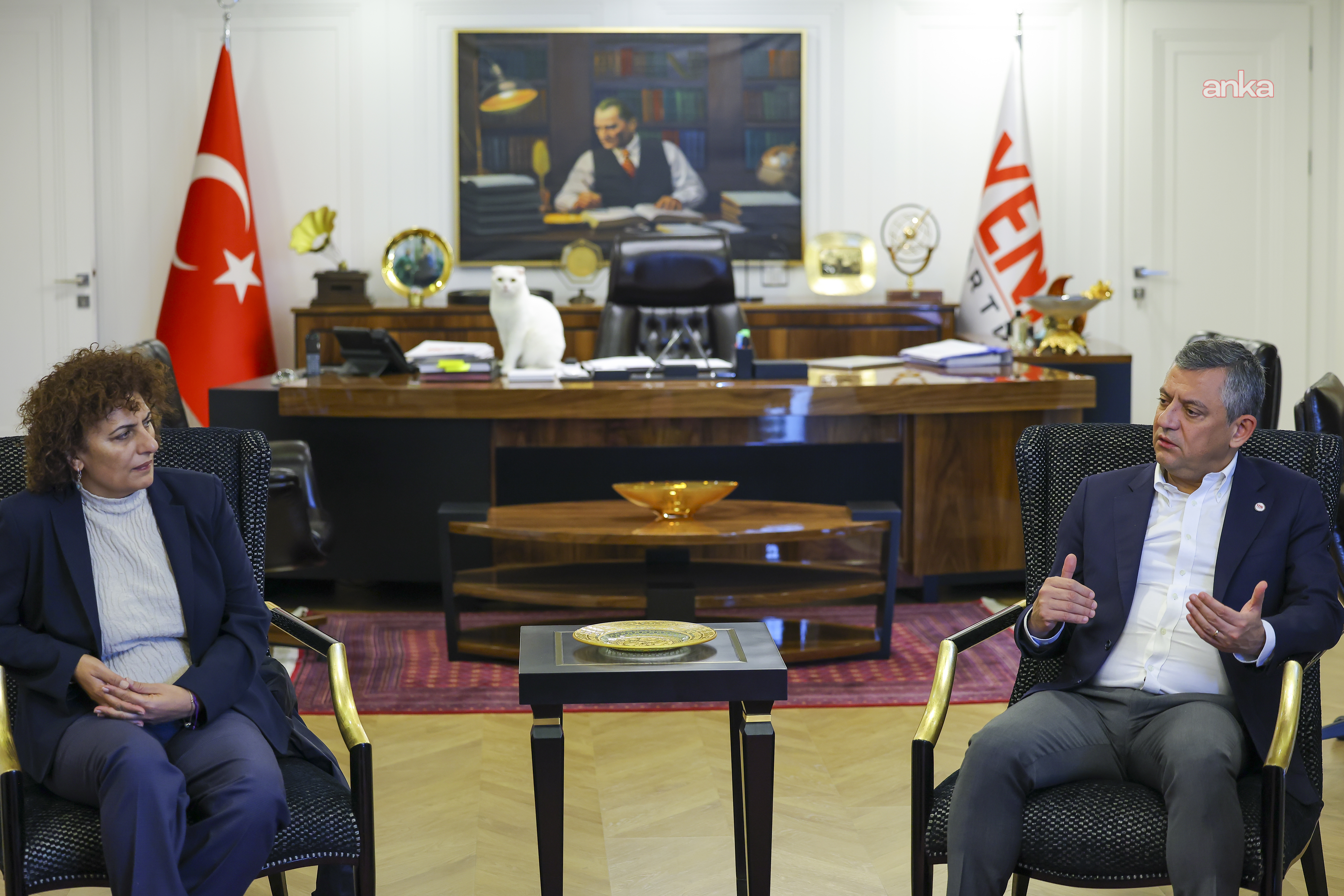 Özgür Özel, KESK Eş Genel Başkanlarını YENİ Parti Genel Merkezi'nde kabul etti