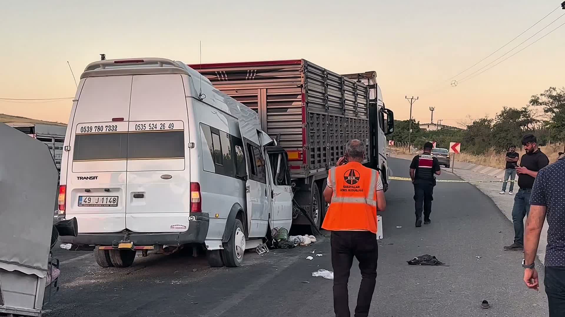 Mevsimlik tarım işçilerini taşıyan minibüs tıra çarptı: 3'ü ağır 18 yaralı