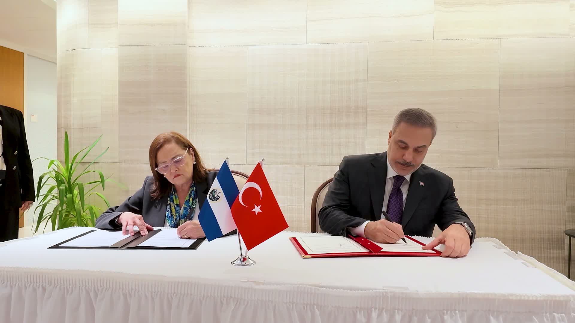 Bakan Fidan, El Salvadorlu mevkidaşıyla bir araya geldi