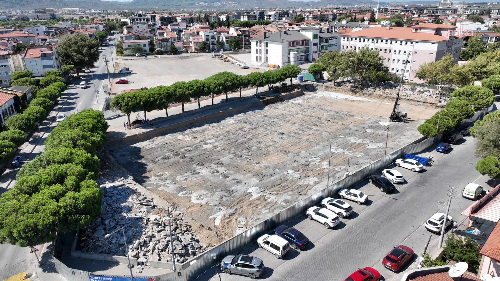 Burhaniye Belediyesi'nden Bahçelievler Pazar Yeri'nde zemin iyileştirme çalışması