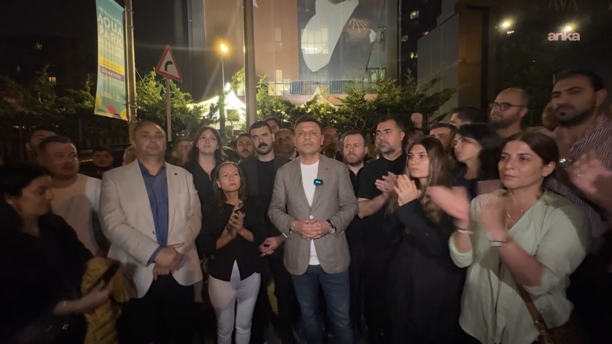 CHP İstanbul İl Başkanlığı'na çevik kuvvet girdi... Özgür Çelik: Sandığı milletin önünden kaçırmaya çalışıyorlar