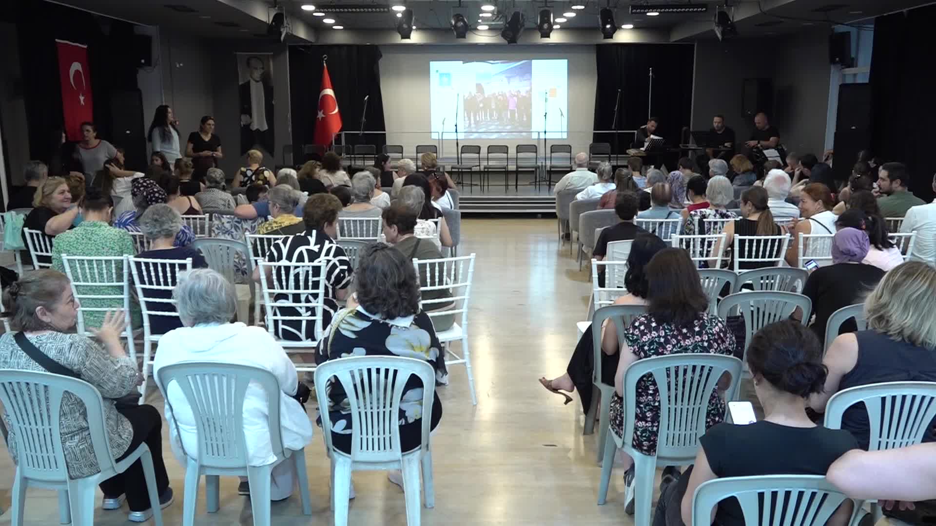 Bornova’nın çınarları diplomalarını aldı