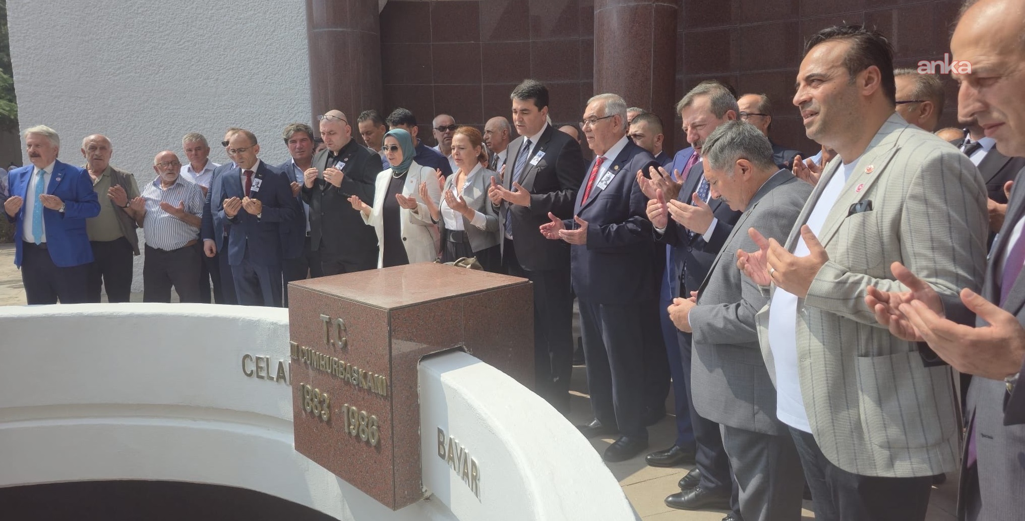 Demokrat Parti Lideri Uysal, Celal Bayar’ı mezarı başında andı