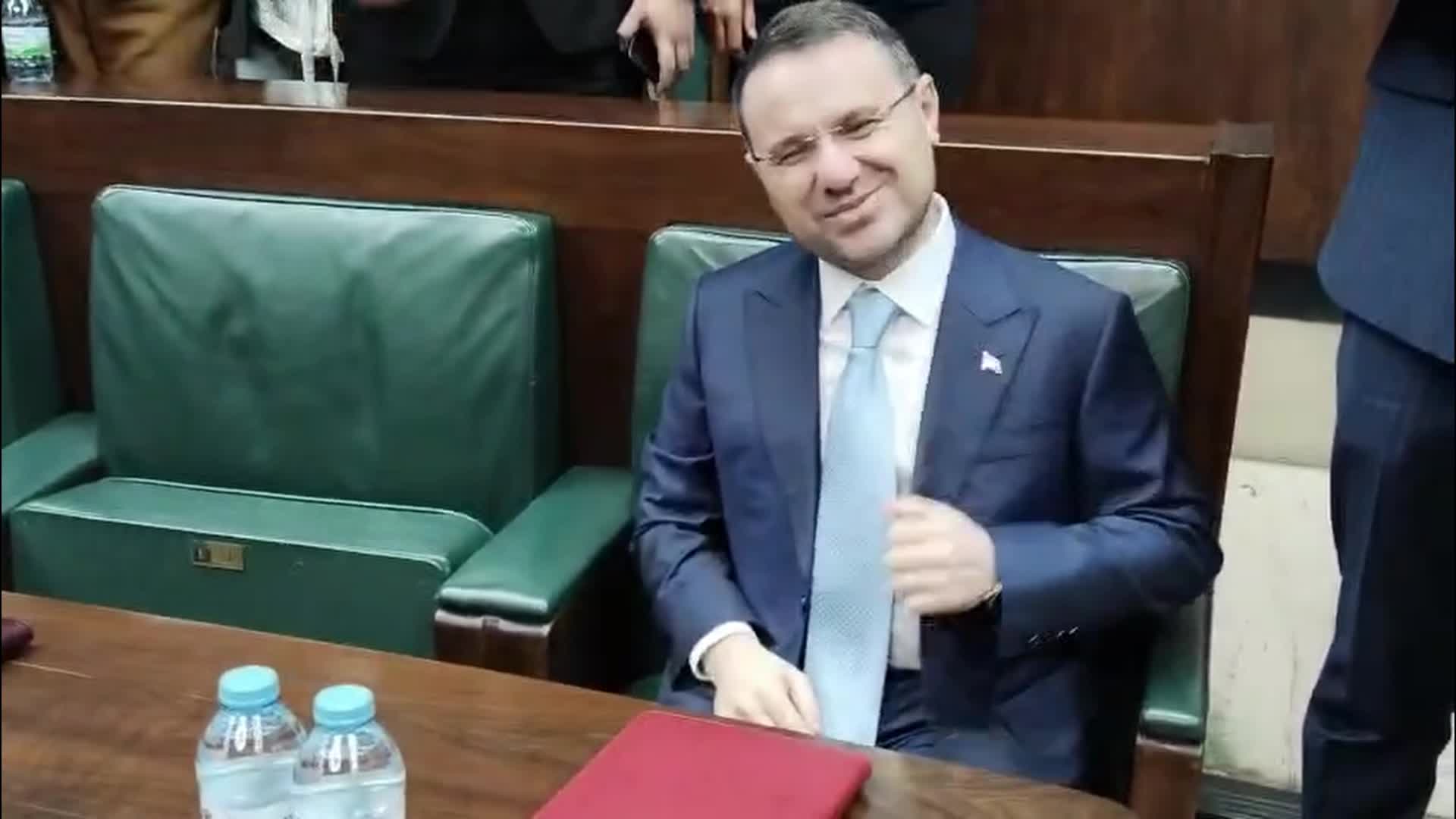 AK Parti grup toplantı salonunda yeni düzenleme... Bakanlar soruları yanıtlamadı