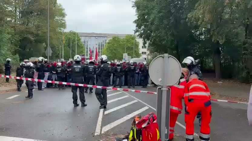 Almanya’nın Köln kentinde savaş karşıtı eyleme polis müdahalesi