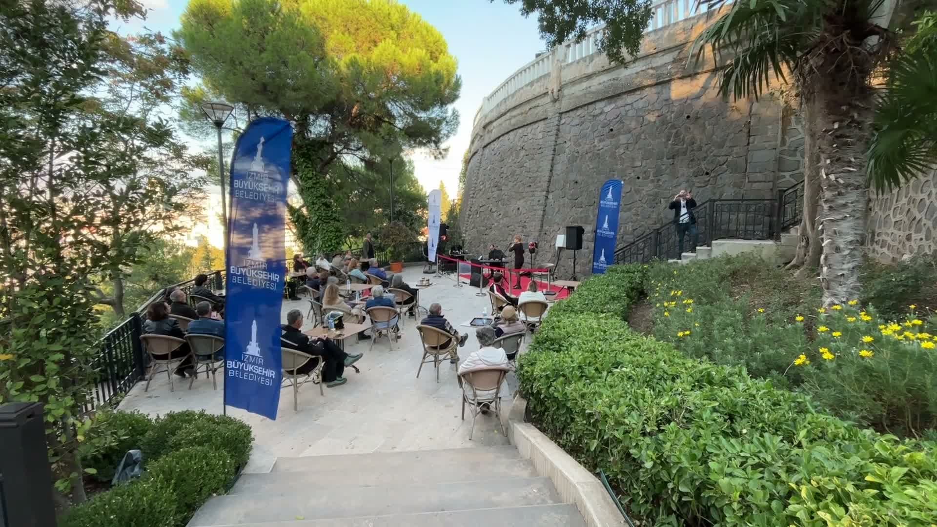 İzmir’de Şato Kütüphanesi’nde ders molası müzikle renklendi