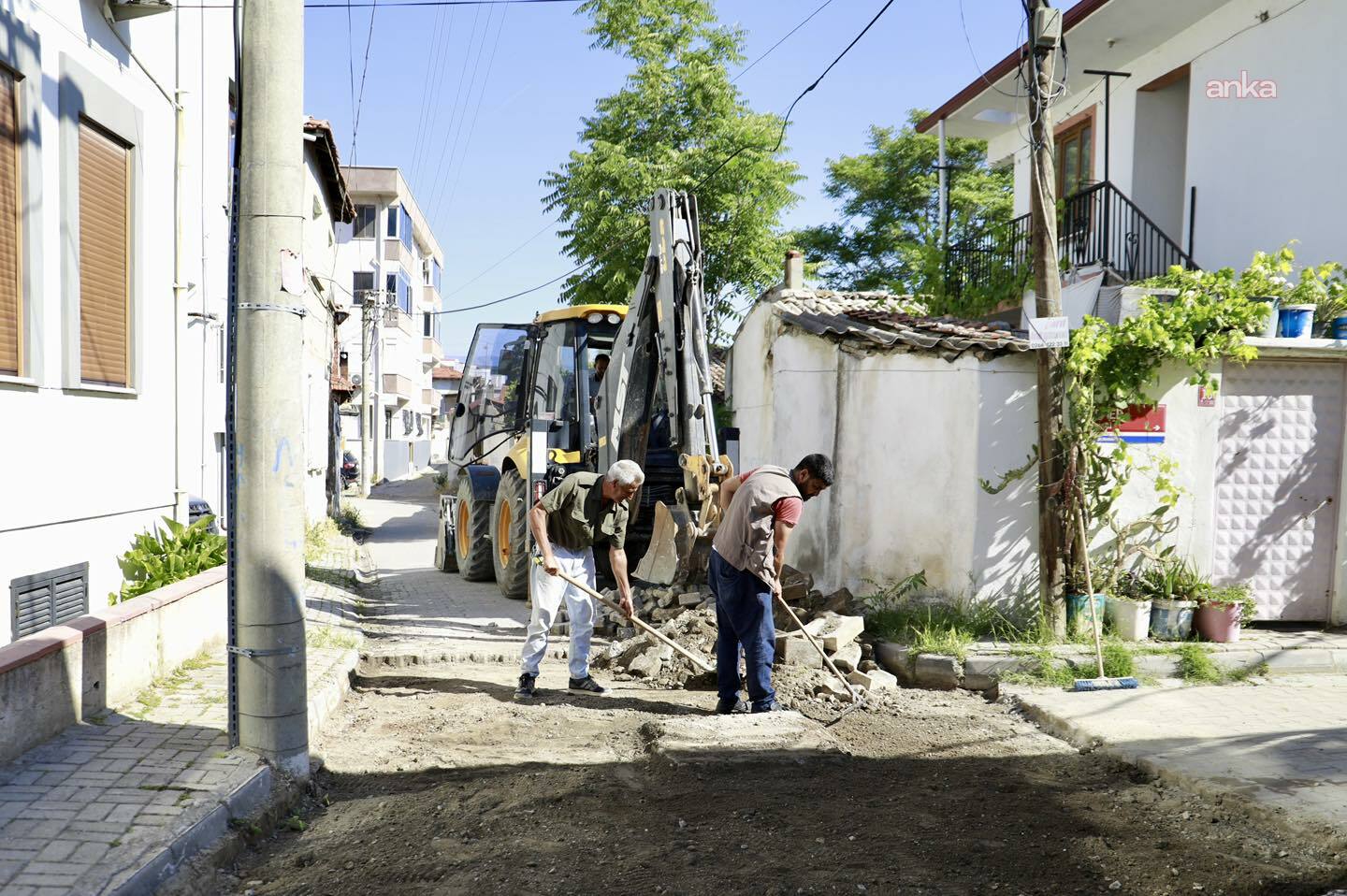 Burhaniye'de yol yapım çalışmaları devam ediyor