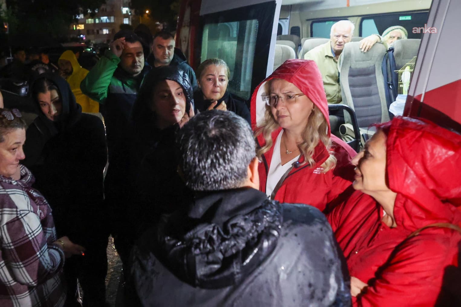 Bakırköy Belediyesi'nden yağış mesaisi: 14 vatandaş tahliye edildi