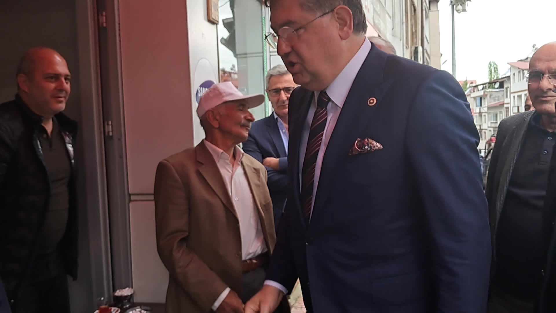 CHP’li Yıldızlı, Şavşat’ta esnaf ziyaret etti... 8 kiloluk karpuz 490, 1 domates ise 66 lira geldi
