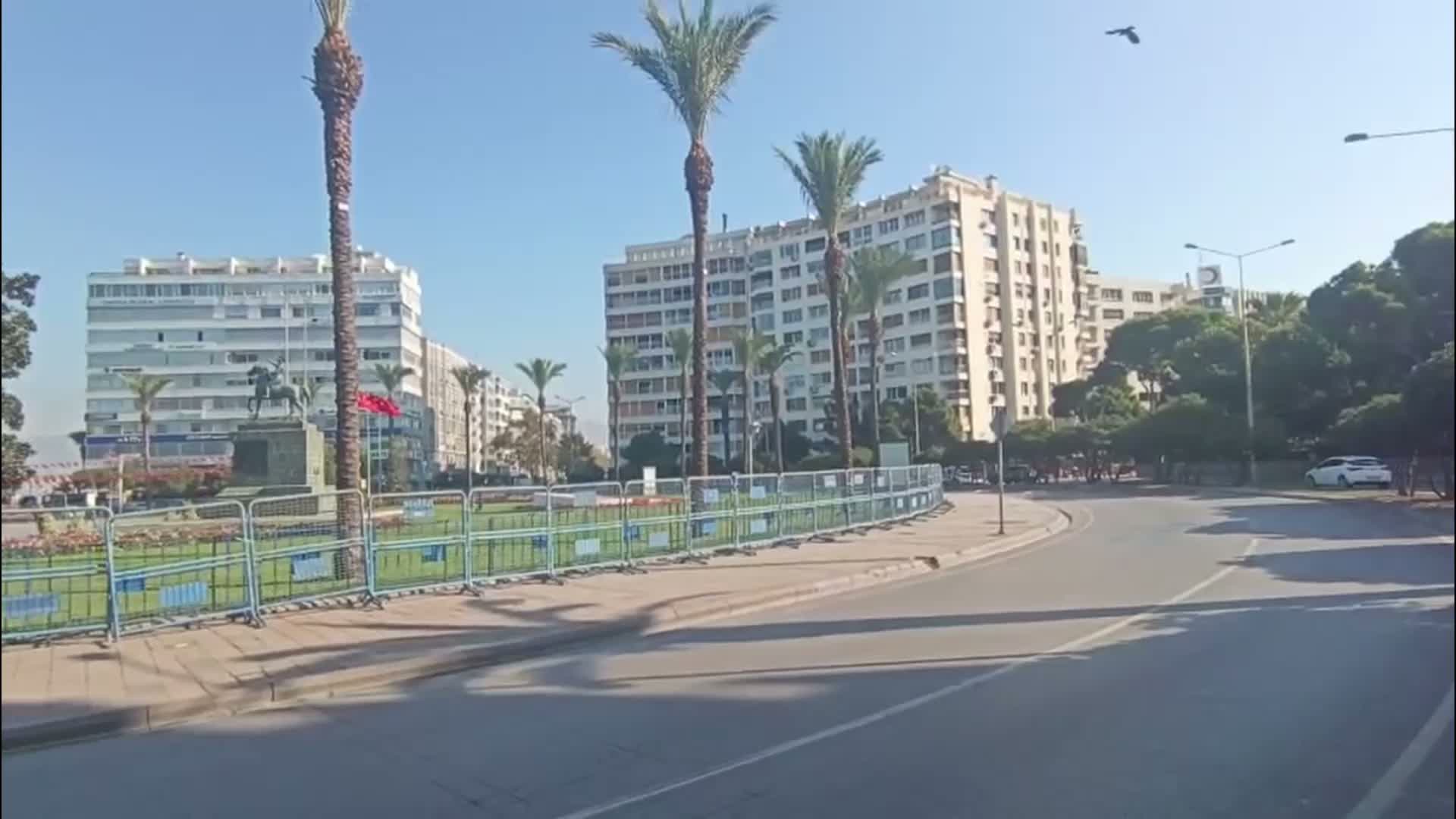 İzmir'de meydanlarda polis önlemi