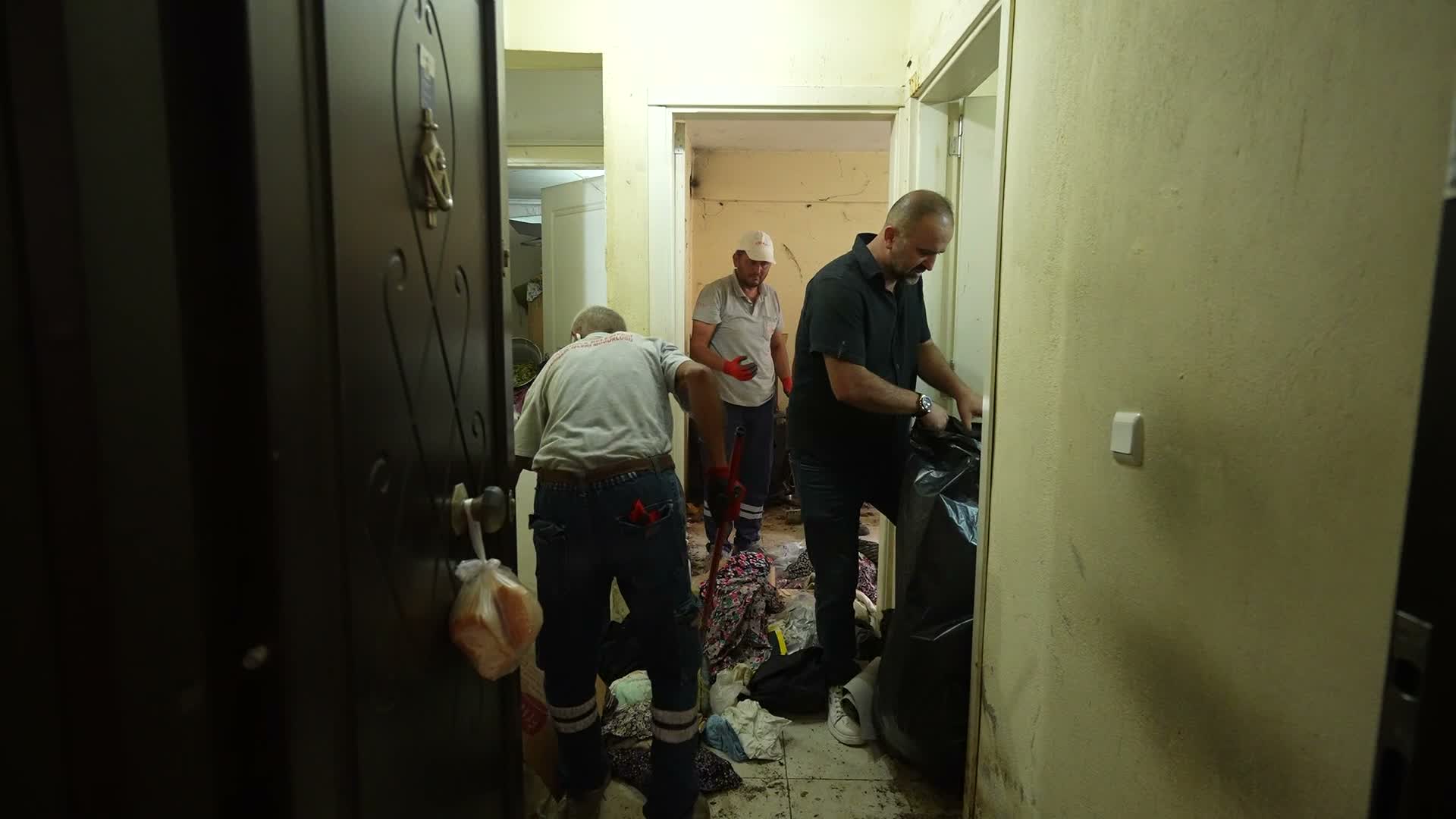 Manisa Büyükşehir ve Yunusemre Belediyesi'nden çöp ev operasyonu