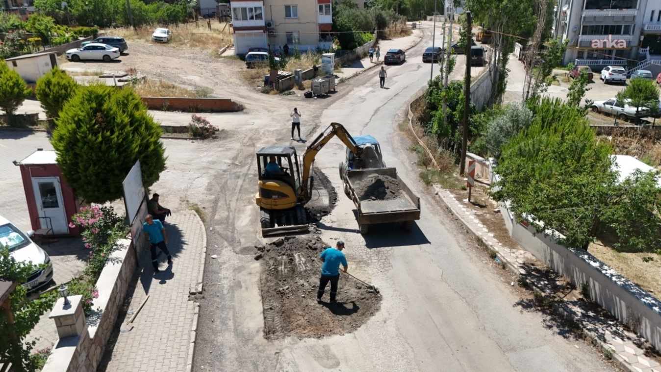 Ayvalık’ta doğal gaz çalışması sonrası yol onarım faaliyetleri sürüyor