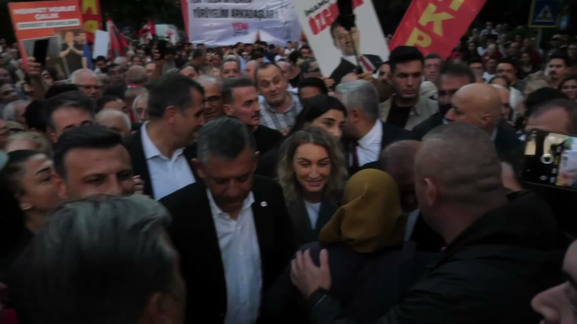 Özgür Özel, tutuklu belediye başkanları için Beylikdüzü'nde düzenlenen yürüyüşte konuştu: Bugün buradaki kitlesel katılım, milletin yarınlarını hep birlikte kurtarma ümidine verilen destektir