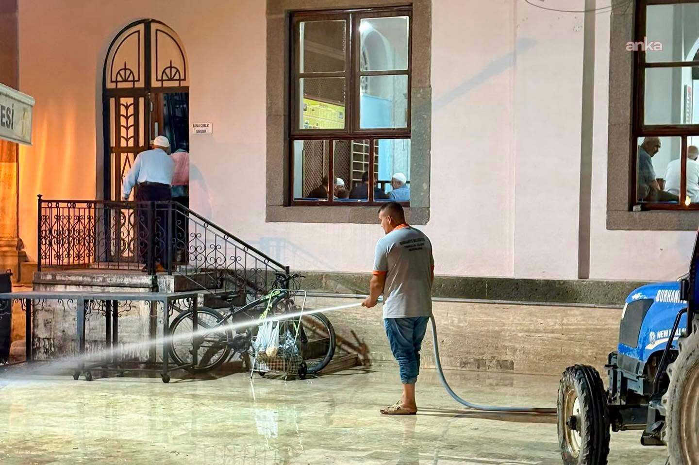 Burhaniye’de temizlik çalışmaları sürüyor