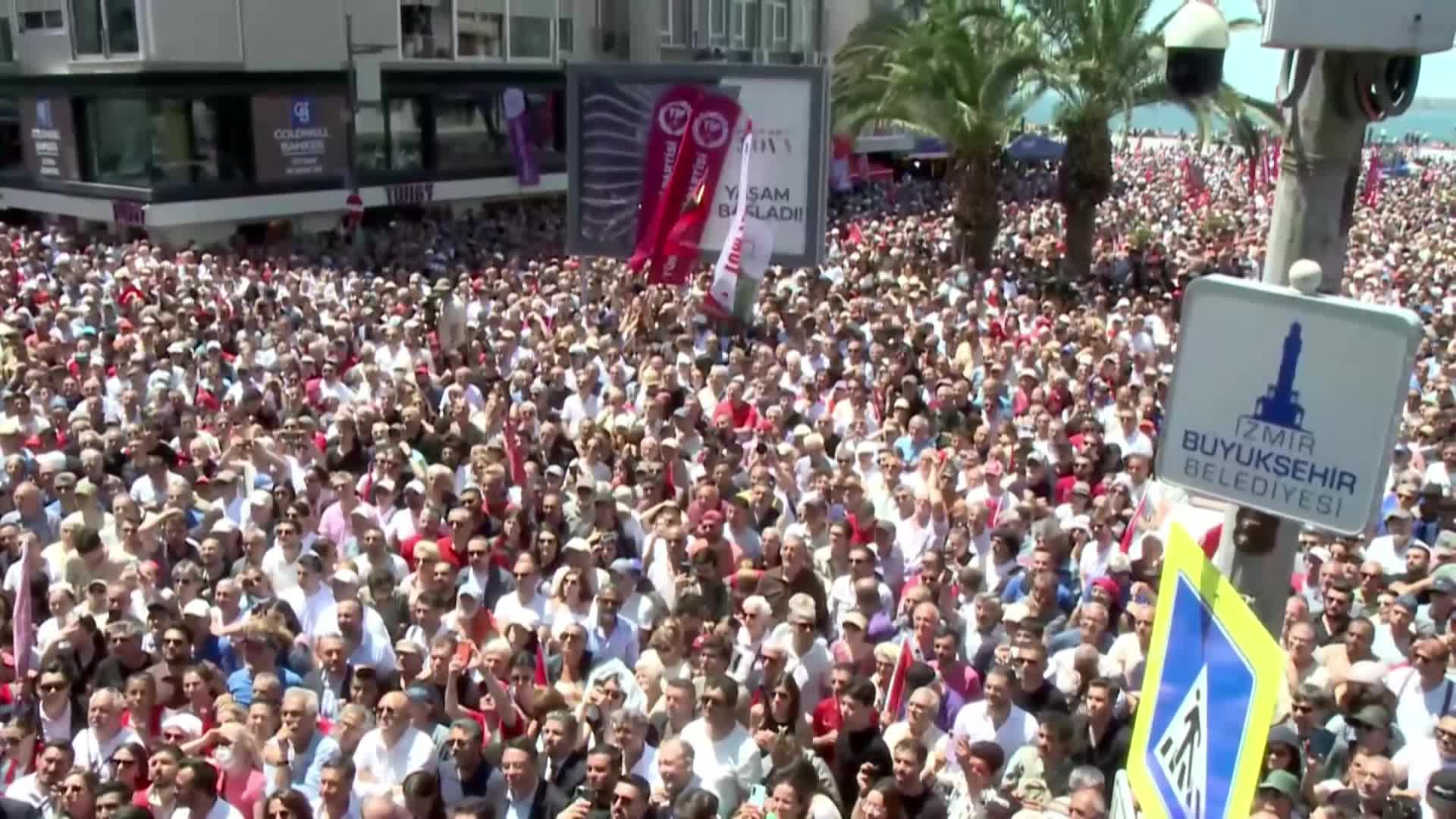 Özgür Özel, İzmir'de: "Kemal Bey'e sesleniyorum: İki milyon CHP'li Genel Başkan seçsin; Kurultay'da bunu resmileştirelim"