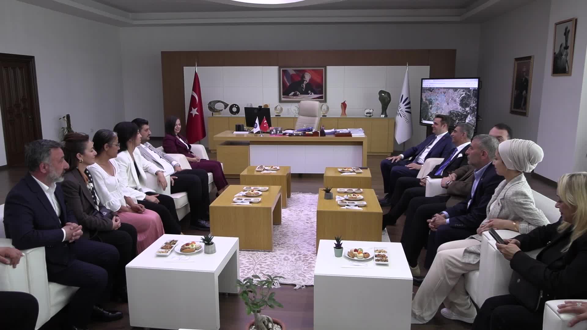 CHP'li Güç ve Erol, Karabağlar'da esnaf ve vatandaşlarla buluştu