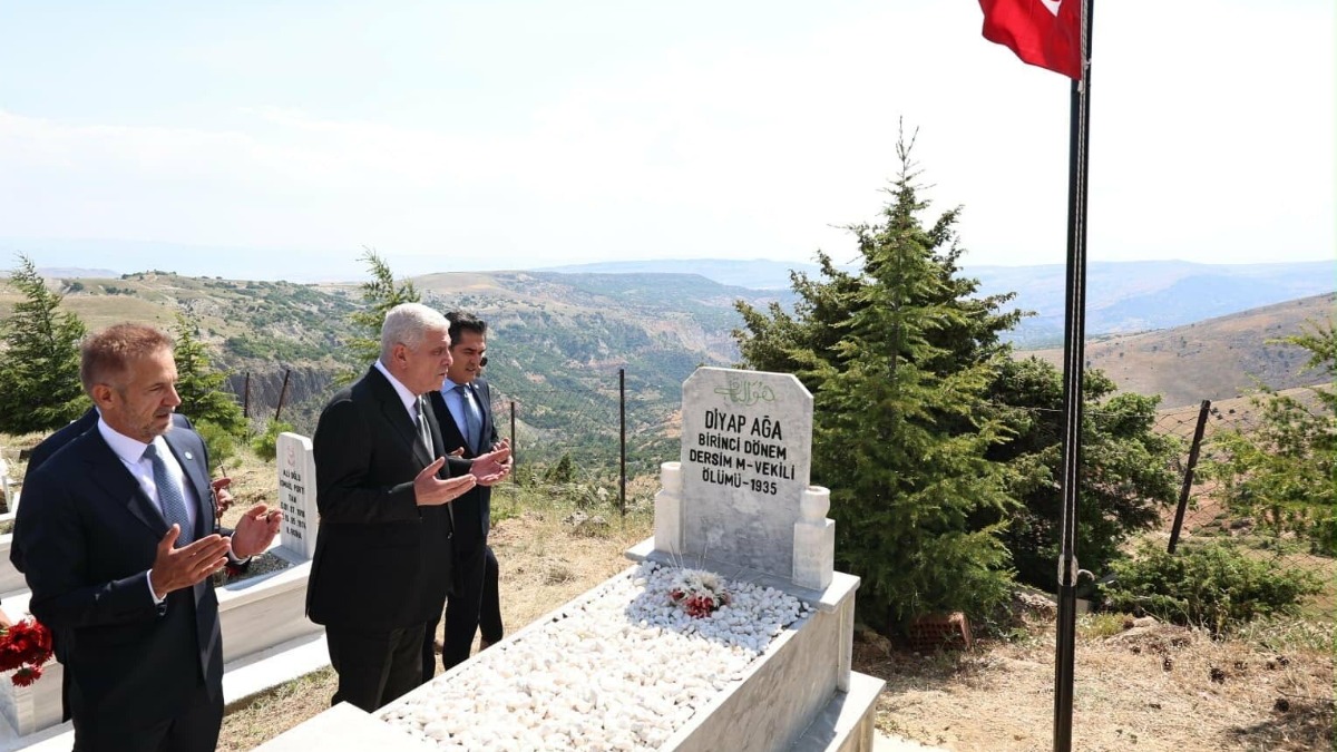 Müsavat Dervişoğlu, Diyap Ağa'nın mezarını ziyaret etti
