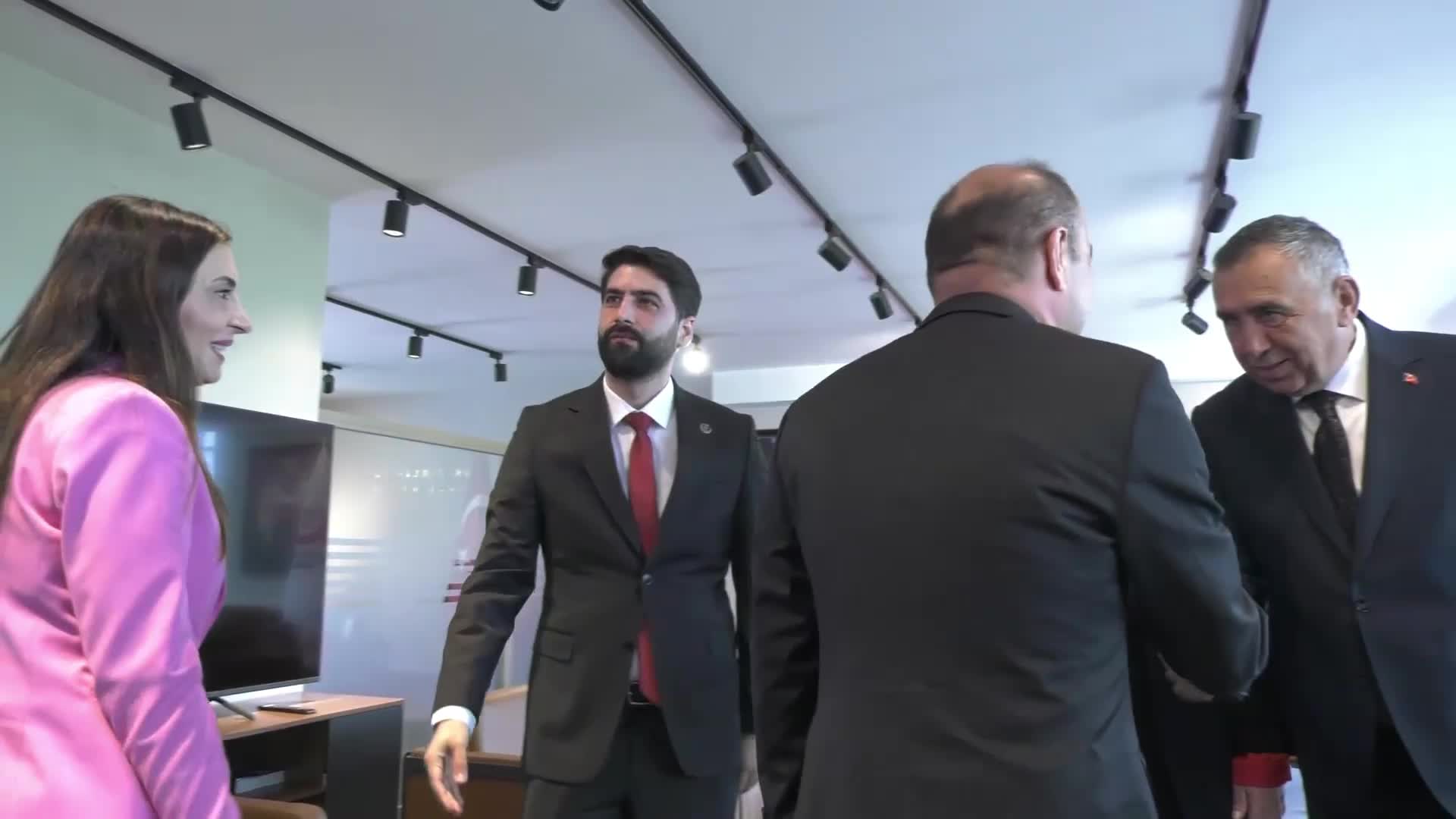 Siyasi partiler arası bayramlaşma... CHP'li Karabat: "Haksızlığa uğrayanın da sorumluluk alması gerektiğini düşünerek hareket ediyoruz"