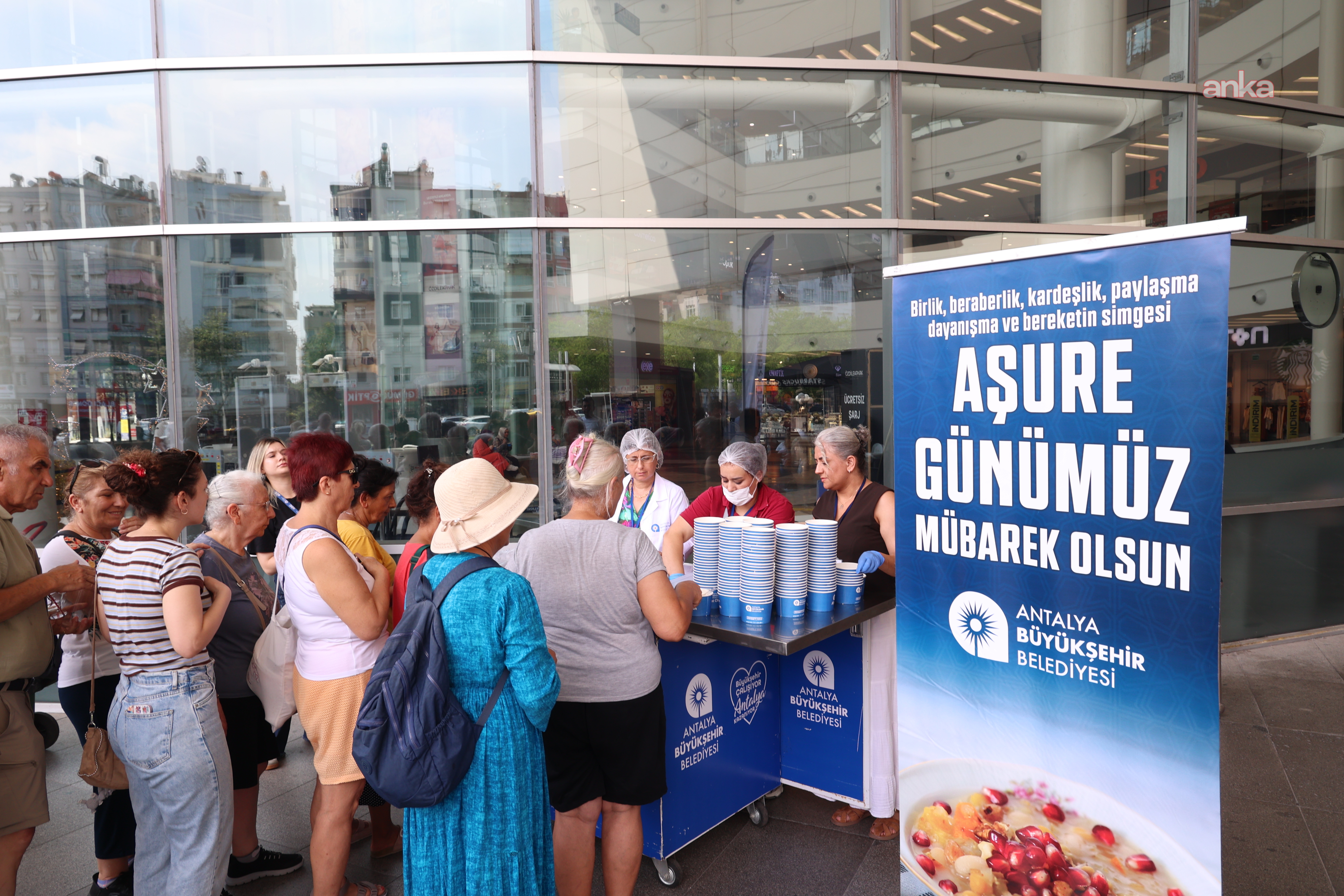Antalya Büyükşehir Belediyesi, aşure ikramlarına devam ediyor