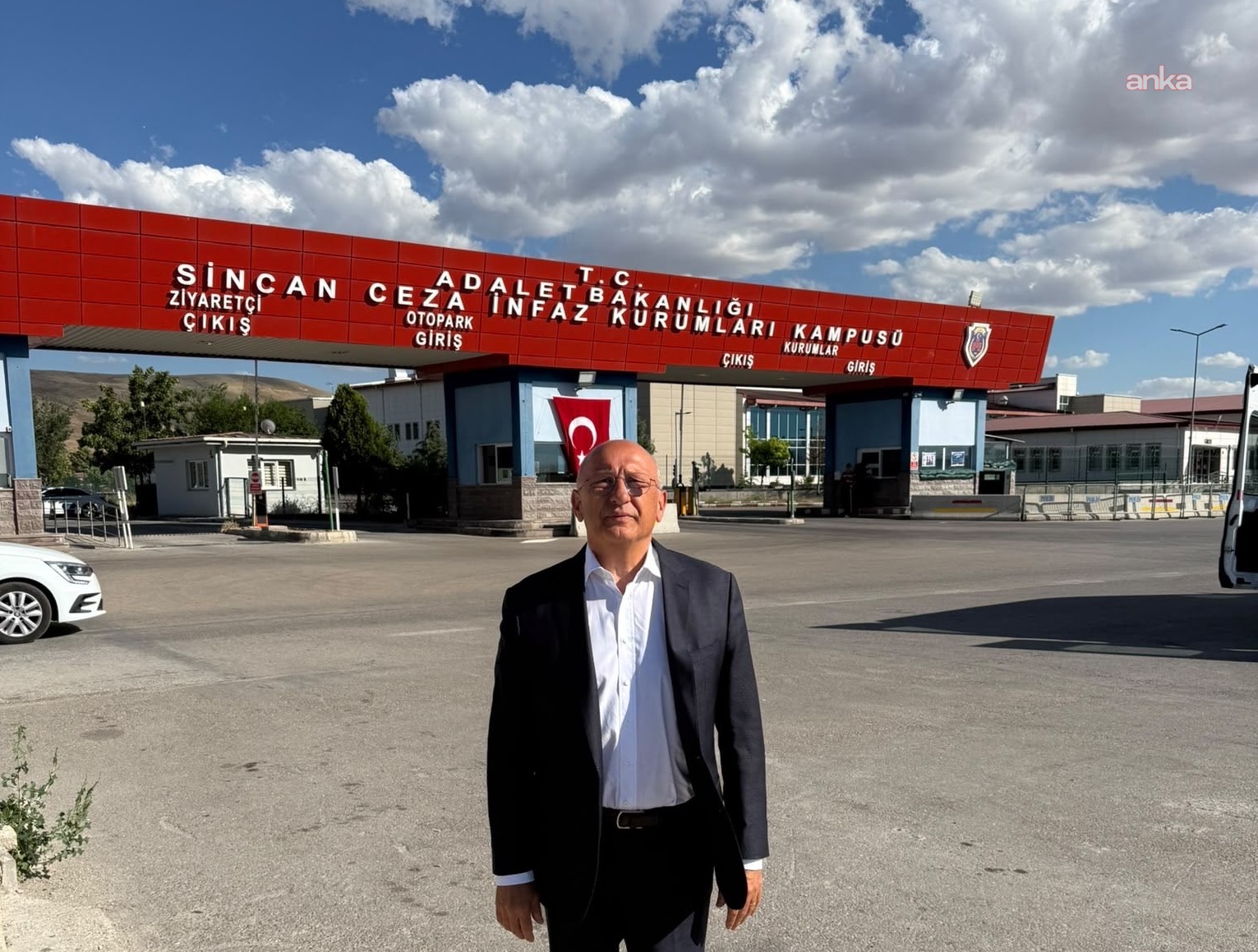 YENİ Partili Çakırözer: "Gazeteci Tuğba Tekerek 40 kişilik koğuşta yerde yatırılıyor"