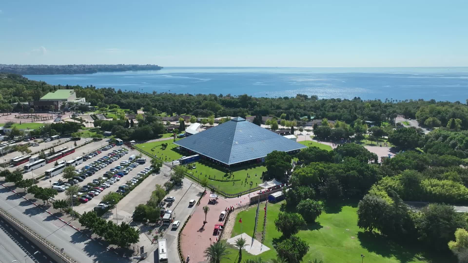 Antalya Kitap Fuarı’na öğrencilerden yoğun ilgi