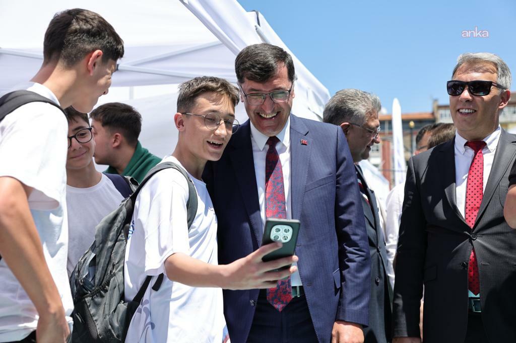 Kütahya Belediye Başkanı Kahveci, KİKAF-METEF 2026'da gençleri dinledi