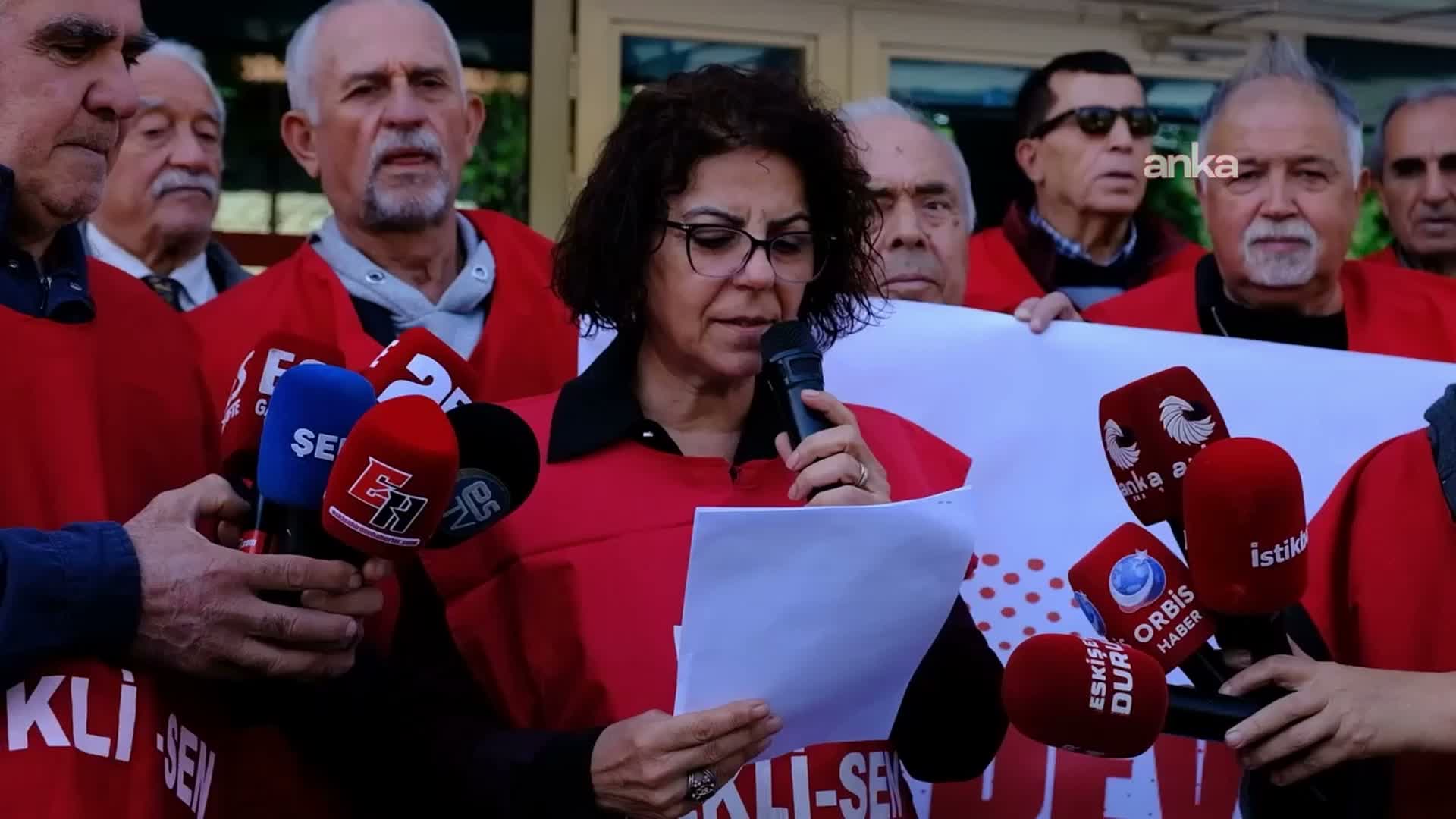 Eskişehir’de bastonuyla emekli eyleminde: "Yaşamak değil bu, sürünüyorum"