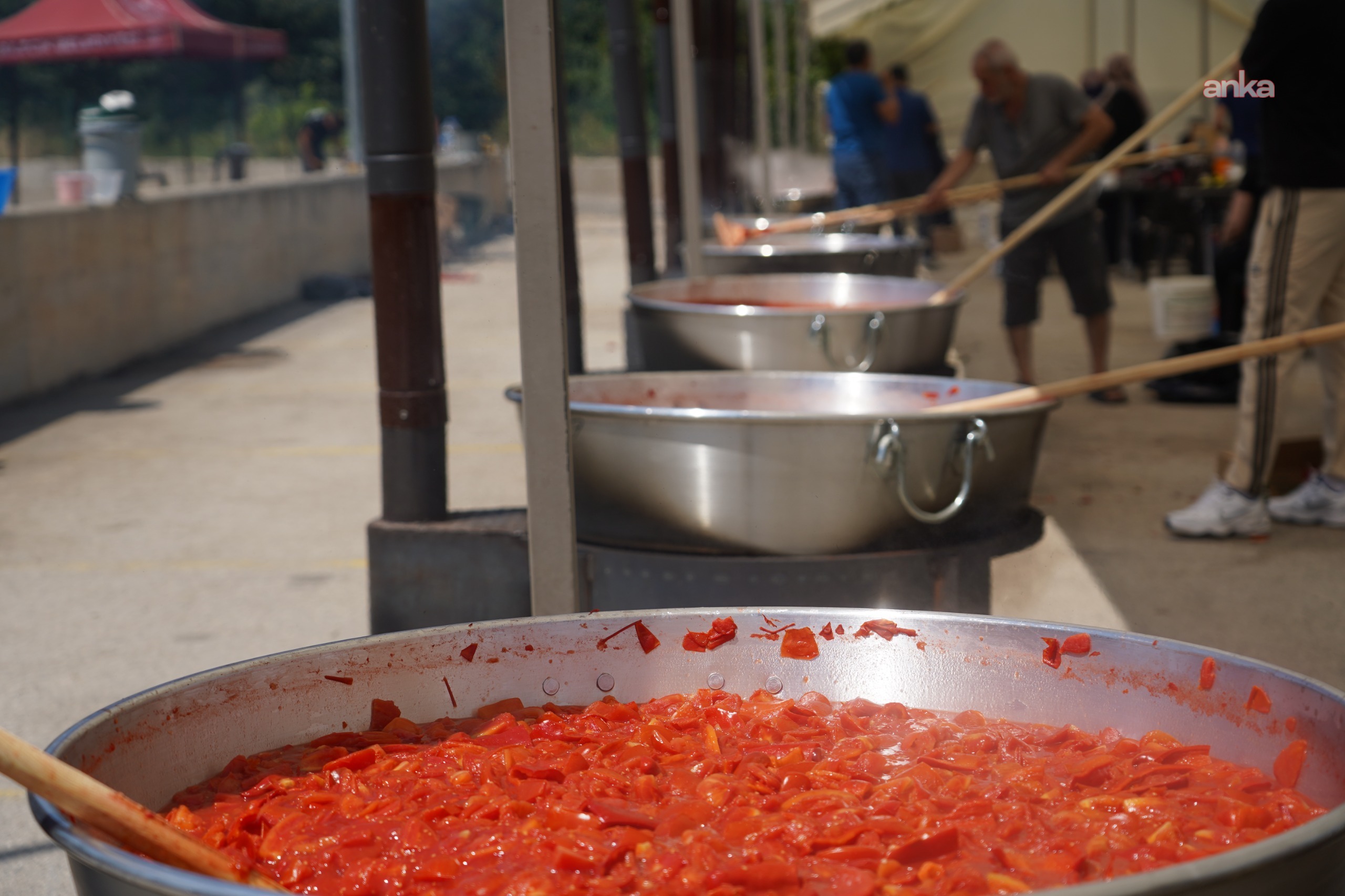 Bilecik Belediyesi’nden salça yapmak isteyen vatandaşlara kazan ve alan desteği