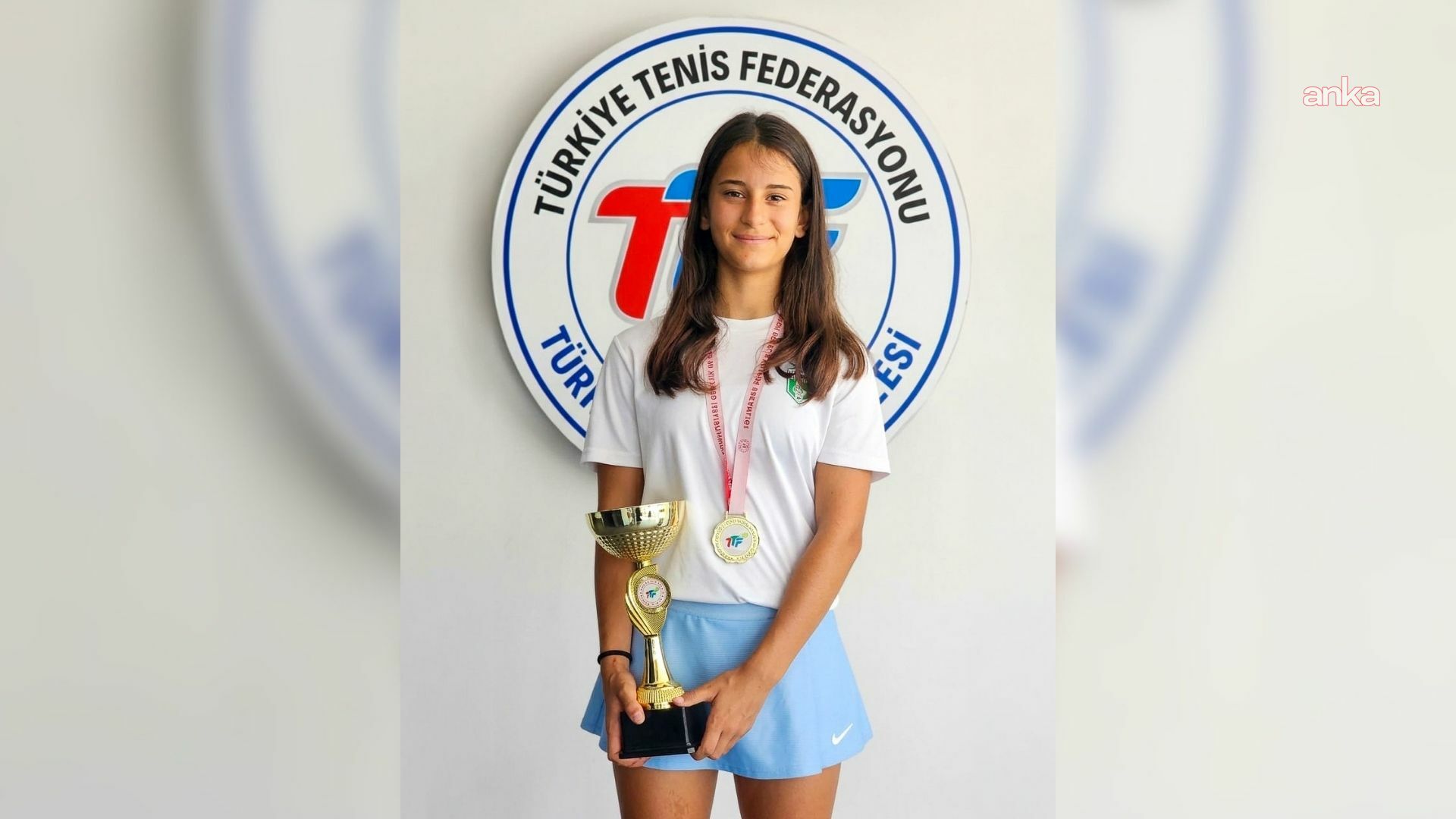 Manavgat Belediyesi'nin tenis sporcusu Mavi Asya, Türkiye şampiyonu oldu