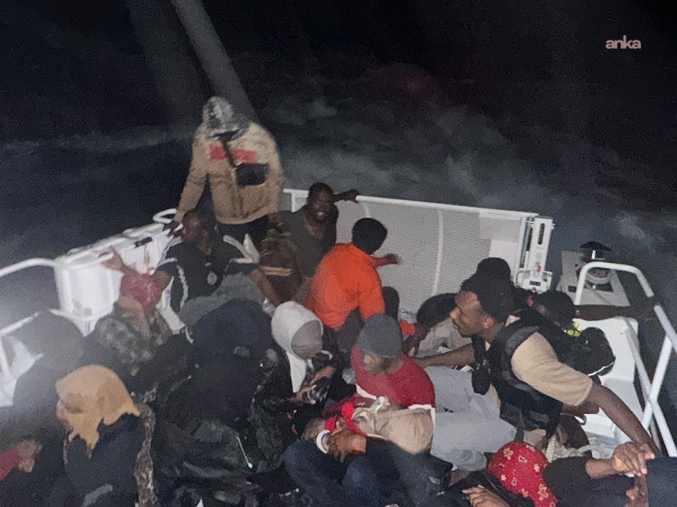 İzmir'de 51 düzensiz göçmen yakalandı, 2 şüpheli gözaltına alındı