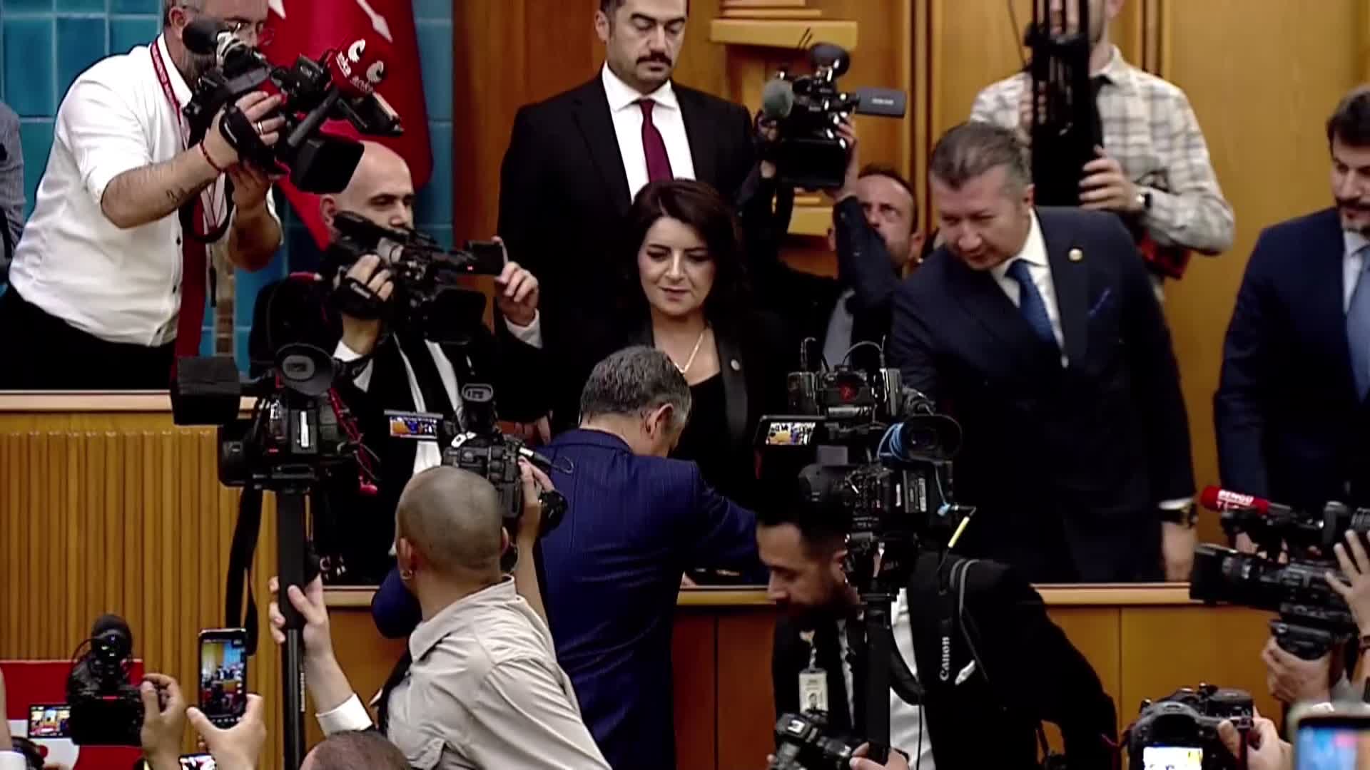 CHP Grup Toplantısı...  CHP Grup Başkanı Özel: "Bizim görevimiz büyük kumpasa karşı bu çatının altına direniş, mücadele ve umut seslerini taşımaktır"