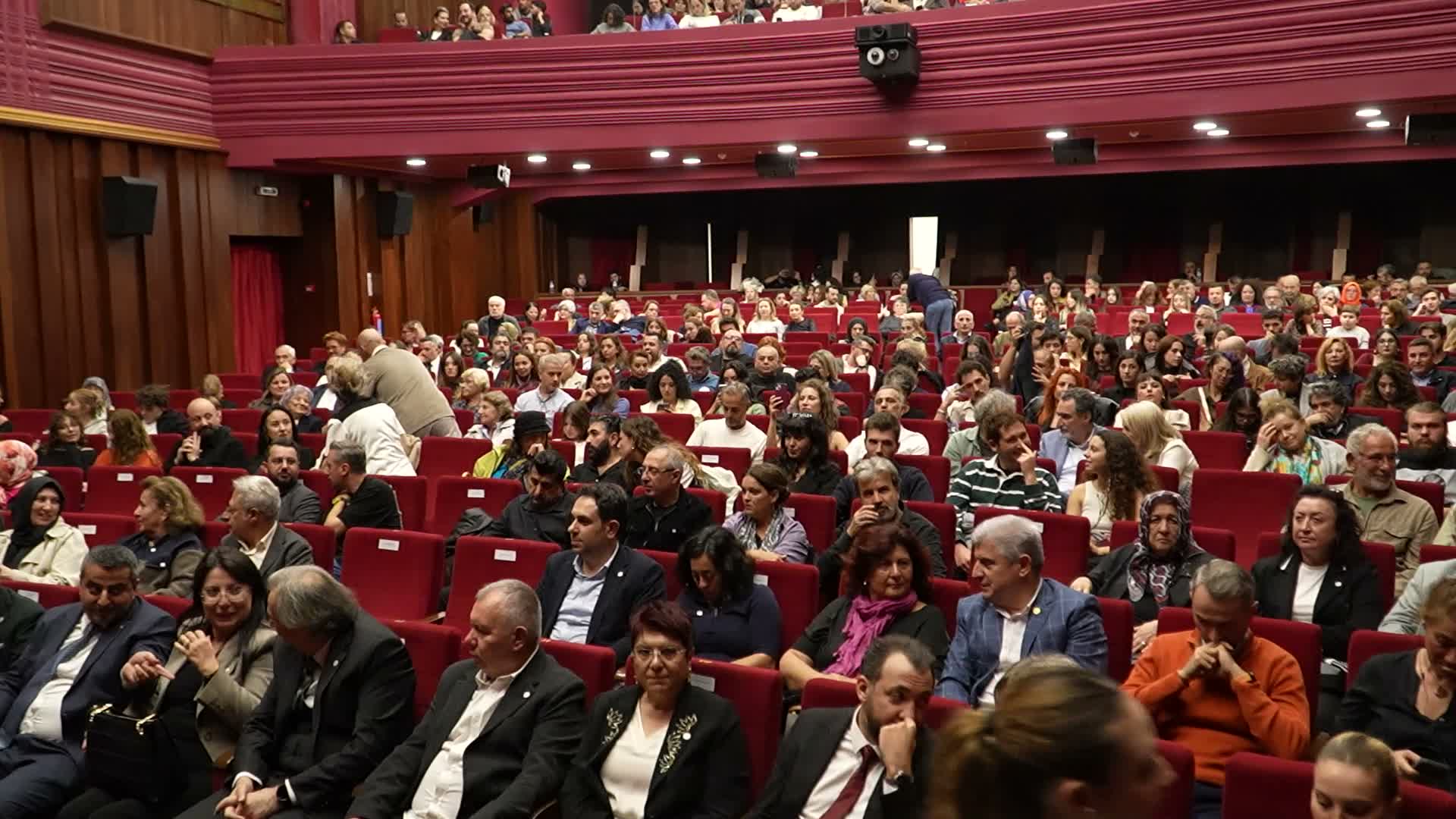 Bursa Şehir Tiyatrosu’nun 20'nci yılına görkemli prömiyer
