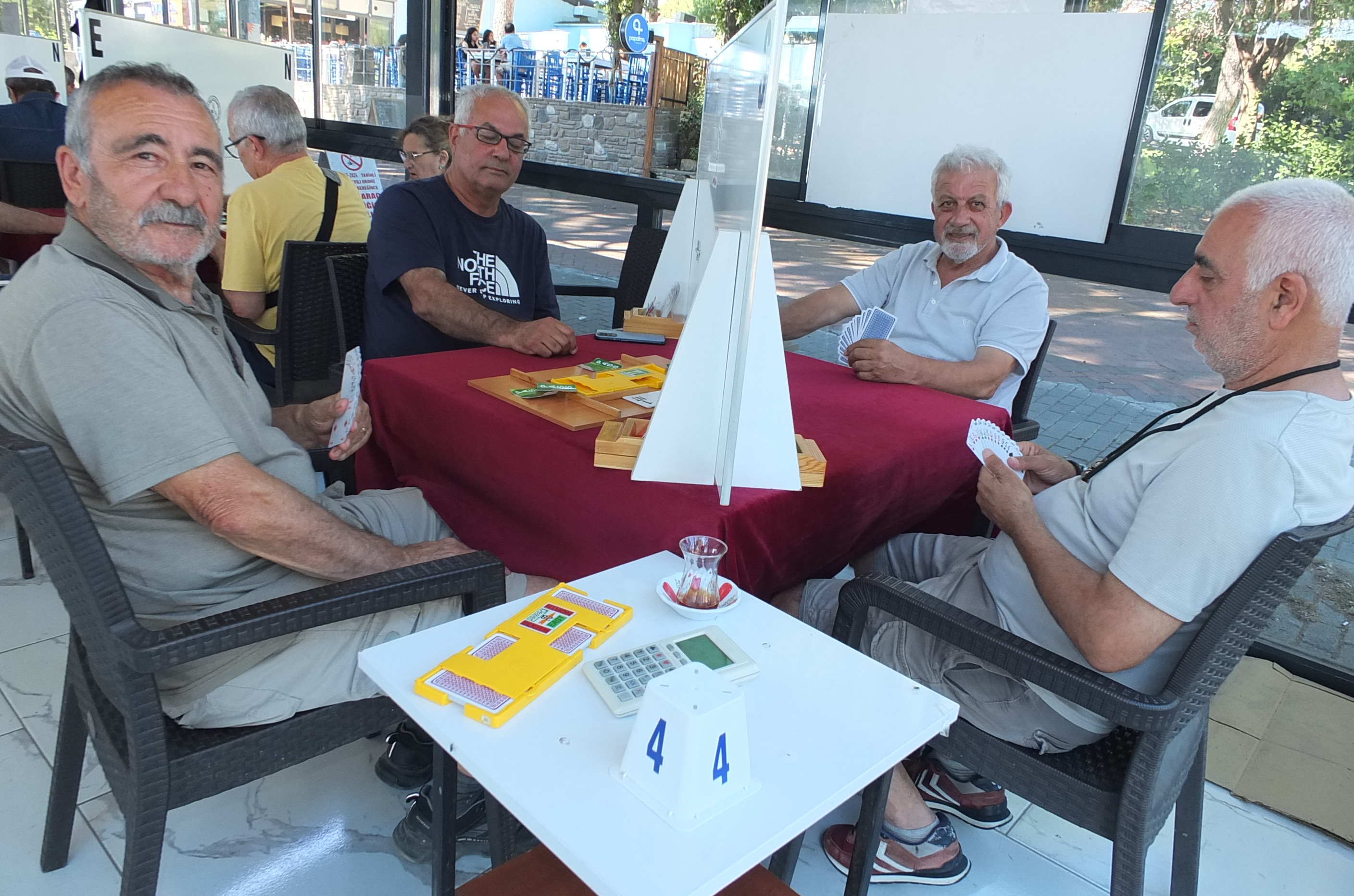 Burhaniye, Kuzey Ege'de briç oyununun merkezi oldu
