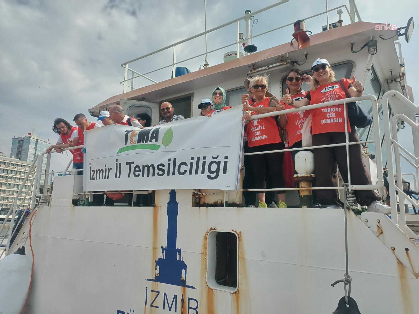 İzmir Büyükşehir Belediyesi’nin Körfez temizliğine gönüllü destek