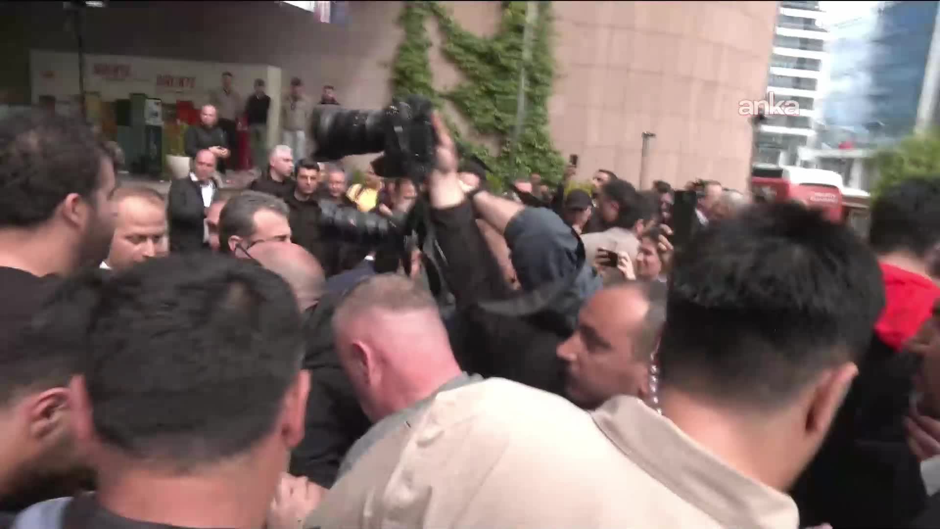 CHP Genel Merkezi polis müdahalesinin ardından boşaltıldı... Özgür Özel, Meclis'e yürüyor