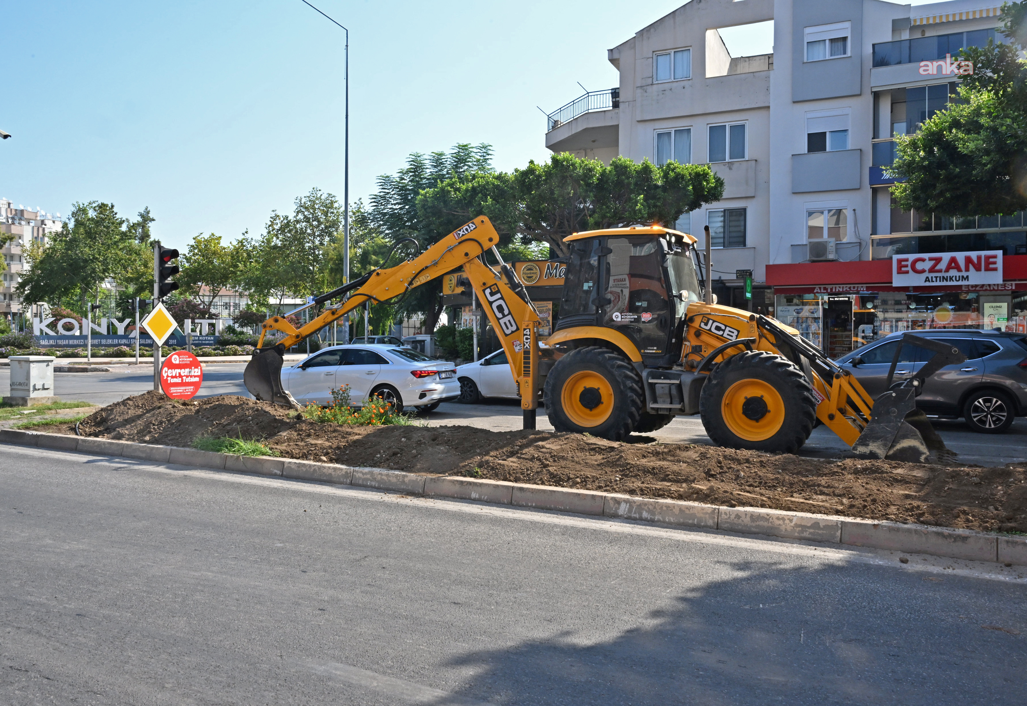 Antalya Büyükşehir Belediyesi, yeşil alanlarda peyzaj çalışmalarıyla su tasarrufu sağlıyor